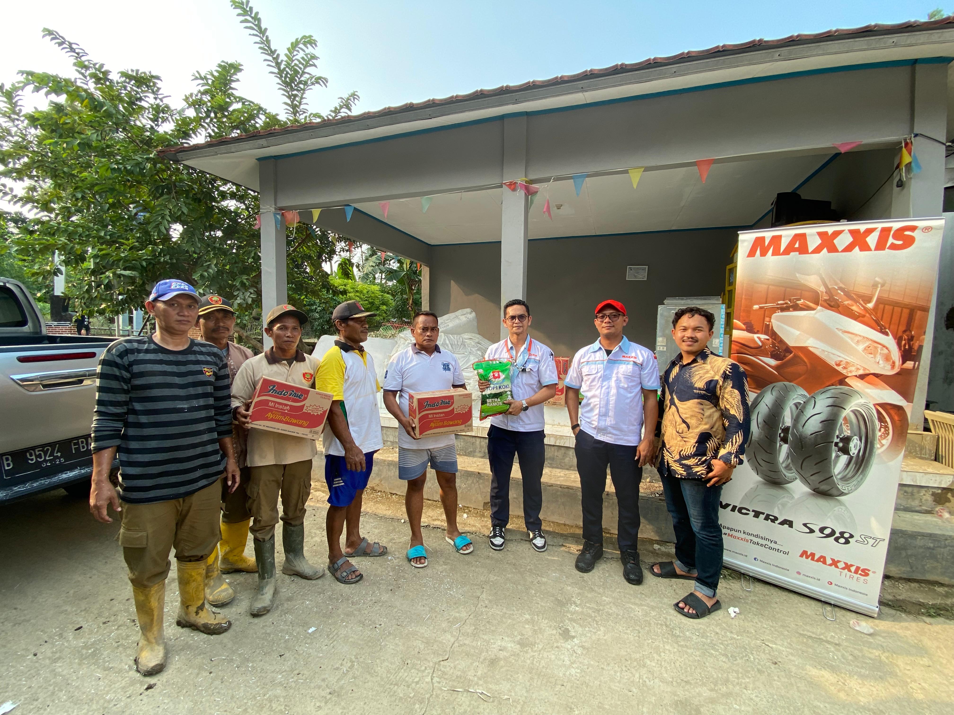Pemberian sembako dan karung untuk korban banjir